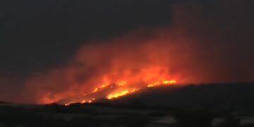 Χθεσινοβραδινό στιγμιότυπο από τη φωτιά έξω από την Άσσηρο (φωτ.: glomex)