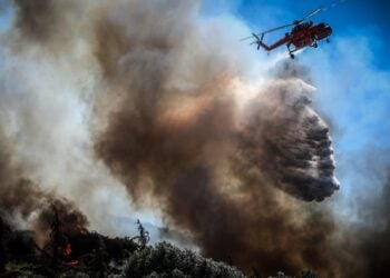 Ελικόπτερο κάνει ρίψεις νερού στη διάρκεια πυρκαγιάς (φωτ. αρχείου: EUROKINISSI/Θανάσης Δημόπουλος)