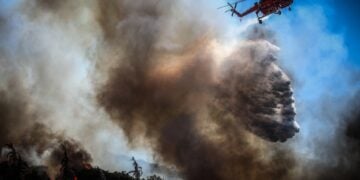 Ελικόπτερο κάνει ρίψεις νερού στη διάρκεια πυρκαγιάς (φωτ. αρχείου: EUROKINISSI/Θανάσης Δημόπουλος)