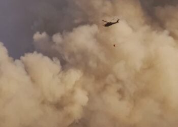 Πυροσβεστικό ελικόπτερο επιχειρεί κατά δασικής πυρκαγιάς στο Καραμπούκ της Τουρκίας (φωτ.: Χ/Ali Yerlikaya)