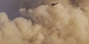 Πυροσβεστικό ελικόπτερο επιχειρεί κατά δασικής πυρκαγιάς στο Καραμπούκ της Τουρκίας (φωτ.: Χ/Ali Yerlikaya)