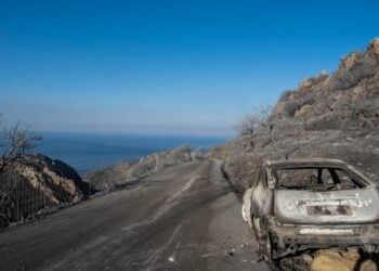 Καμένο αυτοκίνητο στον επαρχιακό δρόμο στους Αζωγυρές Χανίων (φωτ.: EUROKINISSI/Αντώνης Ζουριδάκης)
