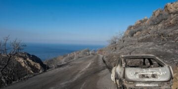Καμένο αυτοκίνητο στον επαρχιακό δρόμο στους Αζωγυρές Χανίων (φωτ.: EUROKINISSI/Αντώνης Ζουριδάκης)
