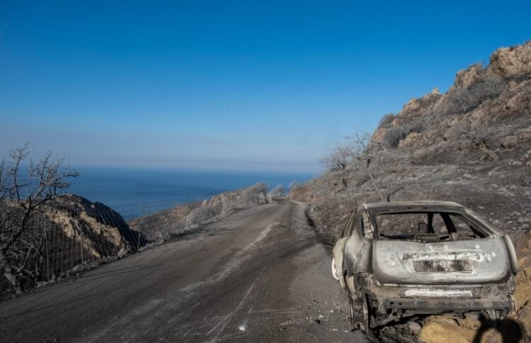 Καμένο αυτοκίνητο στον επαρχιακό δρόμο στους Αζωγυρές Χανίων (φωτ.: EUROKINISSI/Αντώνης Ζουριδάκης)
