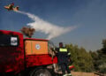 Πυροσβεστικό αεροσκάφος Canadair πραγματοποιεί ρίψεις νερού στο Πικέρμι (φωτ.: ΑΠΕ-ΜΠΕ / Γιώργος Βιτσάρας)