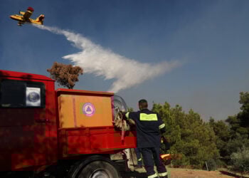 Πυροσβεστικό αεροσκάφος Canadair πραγματοποιεί ρίψεις νερού στο Πικέρμι (φωτ.: ΑΠΕ-ΜΠΕ / Γιώργος Βιτσάρας)