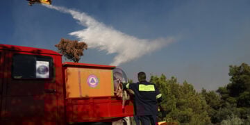 Πυροσβεστικό αεροσκάφος Canadair πραγματοποιεί ρίψεις νερού στο Πικέρμι (φωτ.: ΑΠΕ-ΜΠΕ / Γιώργος Βιτσάρας)