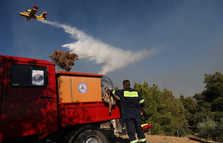 Πυροσβεστικό αεροσκάφος Canadair πραγματοποιεί ρίψεις νερού στο Πικέρμι (φωτ.: ΑΠΕ-ΜΠΕ / Γιώργος Βιτσάρας)
