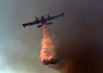 Πυροσβέστικό αεροσκάφος που επιχειρούσε στο Ασπροχώρι Ωρωπού (φωτ.: ΑΠΕ-ΜΠΕ / Ορέστης Παναγιώτου)