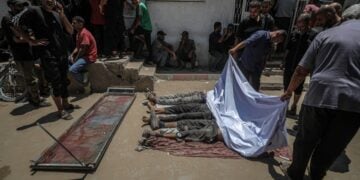 Σοροί Παλαιστινίων που σκοτώθηκαν από πυροβολισμούς στη διάρκεια διανομής τροφίμων στην περιοχή Ζικίμ έχουν τοποθετηθεί στο έδαφος έξω από νοσοκομείο της Γάζας (φωτ.: EPA/Mohammed Saber)