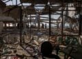 Παλαιστίνιοι ερευνούν στα συντρίμμια του παραθαλάσσιου καφέ στη Γάζα μετά από ισραηλινό αεροπορικό πλήγμα, με απολογισμό τουλάχιστον 24 νεκρούς (φωτ.: EPA/Haitham Imad)