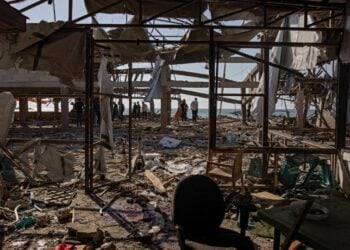 Παλαιστίνιοι ερευνούν στα συντρίμμια του παραθαλάσσιου καφέ στη Γάζα μετά από ισραηλινό αεροπορικό πλήγμα, με απολογισμό τουλάχιστον 24 νεκρούς (φωτ.: EPA/Haitham Imad)