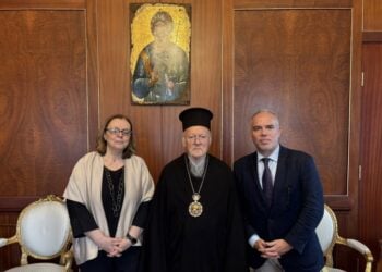 Ο πρόεδρος της Εφορείας των ΓΑΚ καθηγητής Πολιτικής Ιστορίας Δημήτρης Σωτηρόπουλος και η αν. Γενική Διευθύντρια των ΓΑΚ Αμαλία Παππά με τον Οικουμενικό Πατριάρχη Βαρθολομαίο (φωτ.: facebook/Γενικά Αρχεία Κράτους)