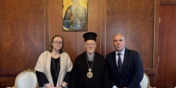 Ο πρόεδρος της Εφορείας των ΓΑΚ καθηγητής Πολιτικής Ιστορίας Δημήτρης Σωτηρόπουλος και η αν. Γενική Διευθύντρια των ΓΑΚ Αμαλία Παππά με τον Οικουμενικό Πατριάρχη Βαρθολομαίο (φωτ.: facebook/Γενικά Αρχεία Κράτους)