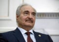 O Χαλίφα Χάφταρ (φωτ. αρχείου ΑΠΕ-ΜΠΕ / EPA / Γιάννης Κολεσίδης)