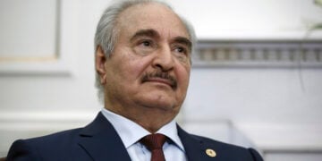 O Χαλίφα Χάφταρ (φωτ. αρχείου ΑΠΕ-ΜΠΕ / EPA / Γιάννης Κολεσίδης)