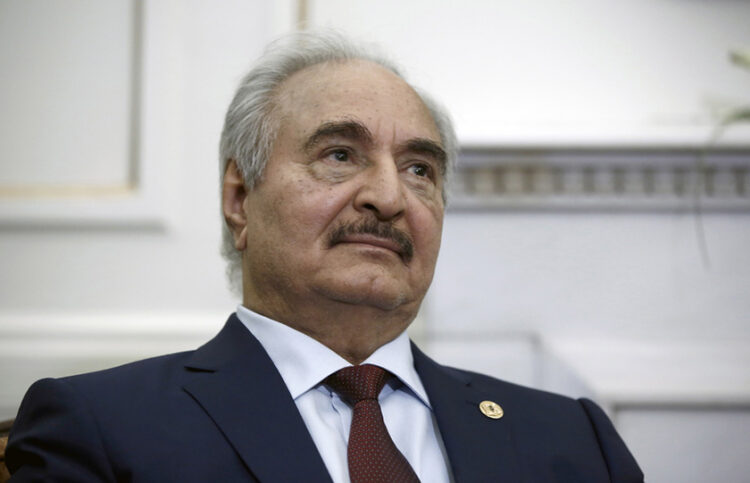 O Χαλίφα Χάφταρ (φωτ. αρχείου ΑΠΕ-ΜΠΕ / EPA / Γιάννης Κολεσίδης)