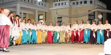 Στιγμιότυπο από χορευτική εκδήλωση του Ιωνικού Συνδέσμου τον περασμένο Ιούνιο (φωτ.: facebook/Ιωνικός Σύνδεσμος)