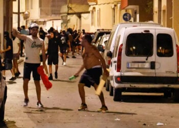 Άτομα που έλαβαν μέρος στα επεισόδια στην ισπανική πόλη Τόρε Πατσέκο (φωτ.: MartA­n C. / Europa Press / IMAGO)