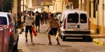 Άτομα που έλαβαν μέρος στα επεισόδια στην ισπανική πόλη Τόρε Πατσέκο (φωτ.: MartA­n C. / Europa Press / IMAGO)