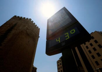 Στο ιστορικό κέντρο της Κόρδοβας στην Ισπανία το θερμόμετρο έδειξε 43 βαθμούς (φωτ.: EPA / Salas)