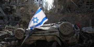 Ισραηλινή σημαία τοποθετημένη πάνω σε αυτοκίνητο που βρισκόταν στην πόλη Ραμάτ Γκαν της μητροπολιτικής περιοχής του Τελ Αβίβ, η οποία χτυπήθηκε από ιρανικό βαλλιστικό πύραυλο (φωτ.: EPA / Abir Sultan)