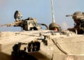 Ισραηλινοί στρατιώτες σε περιπολία με τεθωρακισμένο όχημα στα σύνορα με τη Γάζα (φωτ.: EPA / Vassil Donev)