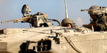 Ισραηλινοί στρατιώτες σε περιπολία με τεθωρακισμένο όχημα στα σύνορα με τη Γάζα (φωτ.: EPA / Vassil Donev)