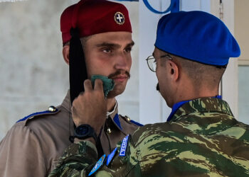 Εύζωνας της Προεδρικής Φρουράς στον Άγνωστο Στρατιώτη  σε συνθήκες καύσωνα (φωτ.: EUROKINISSI / Μιχάλης Παπανικολάου)