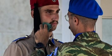 Εύζωνας της Προεδρικής Φρουράς στον Άγνωστο Στρατιώτη  σε συνθήκες καύσωνα (φωτ.: EUROKINISSI / Μιχάλης Παπανικολάου)