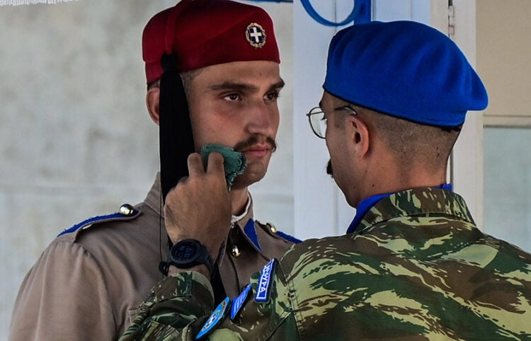 Εύζωνας της Προεδρικής Φρουράς στον Άγνωστο Στρατιώτη  σε συνθήκες καύσωνα (φωτ.: EUROKINISSI / Μιχάλης Παπανικολάου)