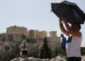 Τουρίστες επισκέπτονται τον αρχαιολογικό χώρο της Ακρόπολης  σε συνθήκες ακραίας ζέστης (φωτ.: ΑΠΕ-ΜΠΕ / Ορέστης Παναγιώτου)