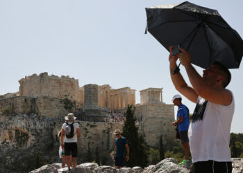Τουρίστες επισκέπτονται τον αρχαιολογικό χώρο της Ακρόπολης  σε συνθήκες ακραίας ζέστης (φωτ.: ΑΠΕ-ΜΠΕ / Ορέστης Παναγιώτου)