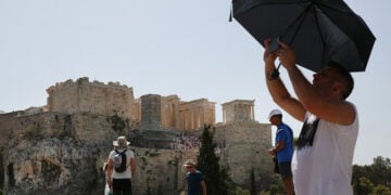 Τουρίστες επισκέπτονται τον αρχαιολογικό χώρο της Ακρόπολης  σε συνθήκες ακραίας ζέστης (φωτ.: ΑΠΕ-ΜΠΕ / Ορέστης Παναγιώτου)
