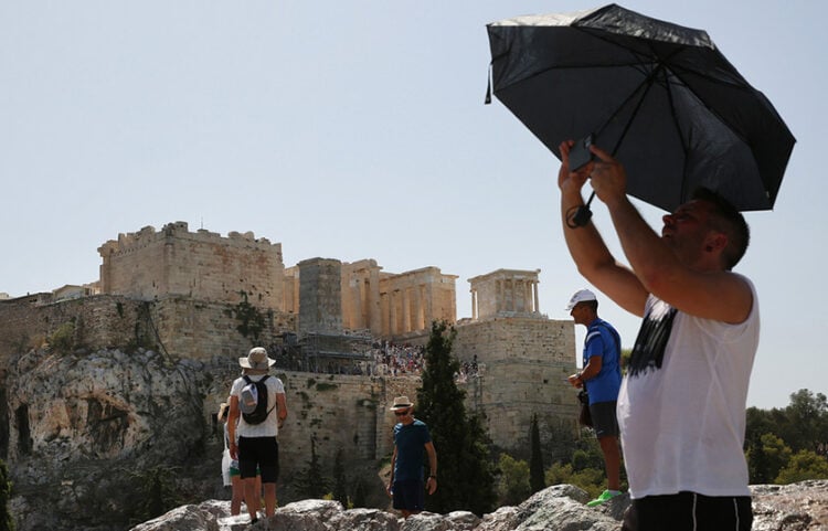 Τουρίστες επισκέπτονται τον αρχαιολογικό χώρο της Ακρόπολης  σε συνθήκες ακραίας ζέστης (φωτ.: ΑΠΕ-ΜΠΕ / Ορέστης Παναγιώτου)