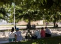 Τουρίστες κάθονται σε σκιερό μέρος στο κέντρο της Θεσσαλονίκης, ενώ επικρατούν υψηλές θερμοκρασίες (φωτ.: ΑΠΕ-ΜΠΕ / Αχιλλέας Χήρας)