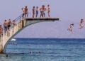 Στην ουρά για μια βουτιά από τον βατήρα στην παραλία «Έλλη» της Ρόδου (φωτ.: EUROKINISSI/Γιάννης Παναγόπουλος)