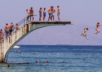 Στην ουρά για μια βουτιά από τον βατήρα στην παραλία «Έλλη» της Ρόδου (φωτ.: EUROKINISSI/Γιάννης Παναγόπουλος)