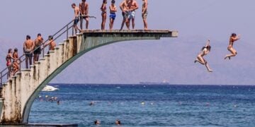 Στην ουρά για μια βουτιά από τον βατήρα στην παραλία «Έλλη» της Ρόδου (φωτ.: EUROKINISSI/Γιάννης Παναγόπουλος)