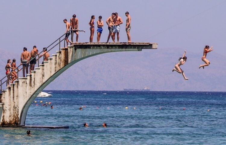 Στην ουρά για μια βουτιά από τον βατήρα στην παραλία «Έλλη» της Ρόδου (φωτ.: EUROKINISSI/Γιάννης Παναγόπουλος)