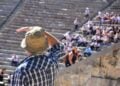 Τουρίστες στο αρχαίο θέατρο της Επιδαύρου (φωτ.: EUROKINISSI/Βασίλης Παπαδόπουλος)