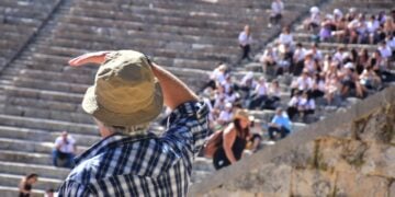 Τουρίστες στο αρχαίο θέατρο της Επιδαύρου (φωτ.: EUROKINISSI/Βασίλης Παπαδόπουλος)
