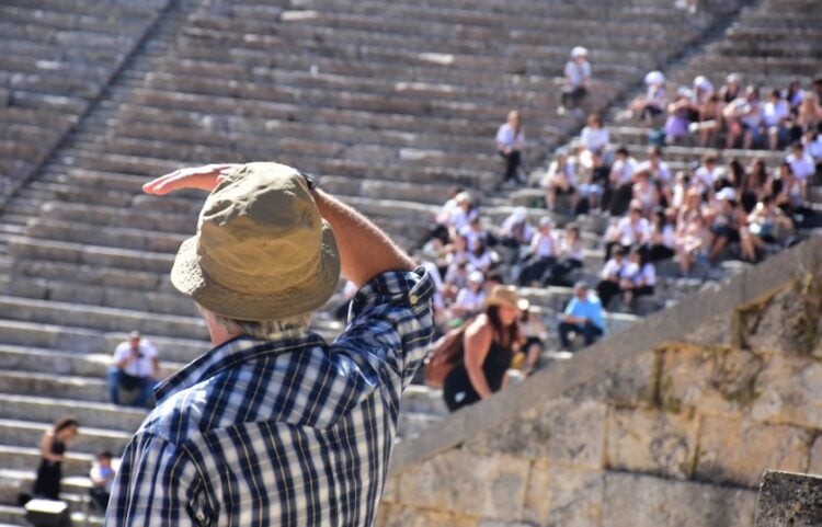 Τουρίστες στο αρχαίο θέατρο της Επιδαύρου (φωτ.: EUROKINISSI/Βασίλης Παπαδόπουλος)