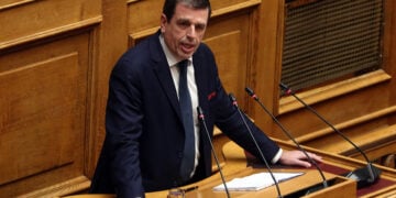 Ο βουλευτής της ΝΔ Δημήτρης Καιρίδης μιλά σε συνεδρίαση της Ολομέλειας της Βουλής (φωτ.: ΑΠΕ-ΜΠΕ /Αλέξανδρος Μπελτές)