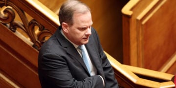 Ο πρώην υπουργός Μεταφορών και βουλευτής της Νέας Δημοκρατίας Κώστας Καραμανλής στην Ολομέλεια της Βουλής (φωτ.: ΑΠΕ-ΜΠΕ / Ορέστης Παναγιώτου)