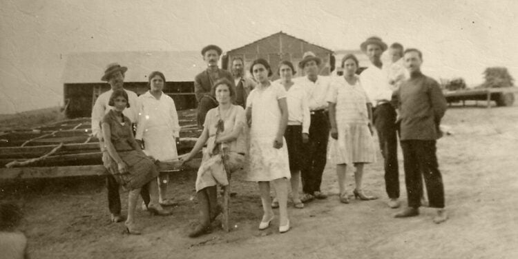 Από τα πρώτα χρόνια στον Καταχά (1924). Από αριστερά Ιορδάνης Ελευθεριάδης (ο δάσκαλος), Κυριακούλα Ελευθεριάδου, Ελένη Ζευγαρίδου, Κλεοπάτρα Καλεβρά, Ελευθέριος Καλεβράς, Ανδρονίκη Ιωακειμίδου (Καλεβρά), Λάζαρος Ιωακειμίδης, Σταύρος Καλεβράς· ο μικρός είναι ο Γιώτης Ιωακειμίδης [πηγή: facebook / Καταχάς Πιερίας (Ένα χωριό μια ιστορία) – Ανάρτηση: Panagiotis Koulaouzidis]