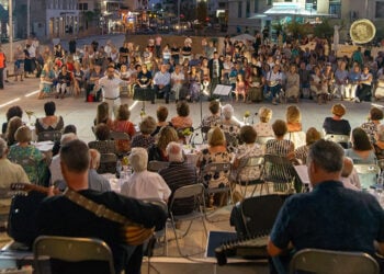Στιγμιότυπο από την εκδήλωση του Συλλόγου Μικρασιατών και του Δήμου Καβάλας, το 2025 στην Πλατεία Καπνεργάτη (φωτ.: Δήμος Καβάλας / Κώστας Σαραϊδάρης)
