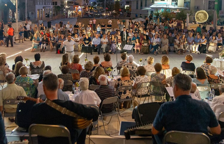 Στιγμιότυπο από την εκδήλωση του Συλλόγου Μικρασιατών και του Δήμου Καβάλας, το 2025 στην Πλατεία Καπνεργάτη (φωτ.: Δήμος Καβάλας / Κώστας Σαραϊδάρης)