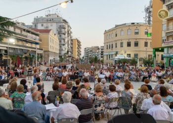 Στιγμιότυπο από την εκδήλωση «Μια αγκαλιά τραγούδια, από τις πατρίδες της Ανατολής» (φωτ.: Δήμος Καβάλας / Κώστας Σαραϊδάρης)