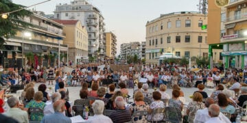 Στιγμιότυπο από την εκδήλωση «Μια αγκαλιά τραγούδια, από τις πατρίδες της Ανατολής» (φωτ.: Δήμος Καβάλας / Κώστας Σαραϊδάρης)
